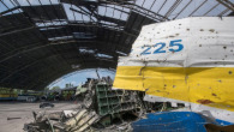 Epava avionului AN-225 Mriya, pe aerodromul Hostomel, lovit de bombardamentele rusești. Foto: Profimedia | Poza 2 din 9