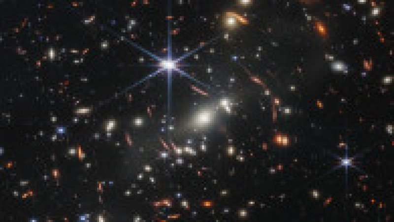 Imagine a universului îndepărtat, obținută cu ajutorul efectului de lentilă gravitațională. Foto: webbtelescope.org | Poza 6 din 19