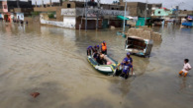 Inundațiile au ucis cel puțin 310 de persoane și au rănit alte câteva sute în Pakistan. Foto: Profimedia | Poza 10 din 13