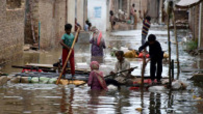 Inundațiile au ucis cel puțin 400 de persoane și au rănit alte câteva sute în Pakistan. Foto: Profimedia | Poza 12 din 13