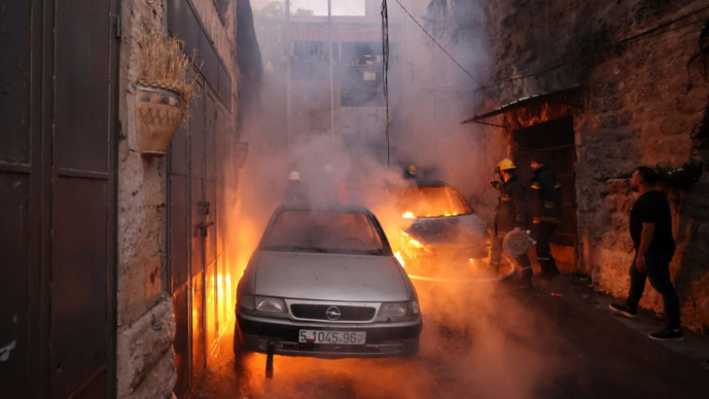 O mașină a luat foc în timpul confruntărilor de la Nablus. Foto: Profimedia