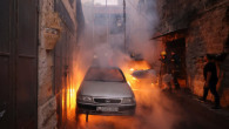 O mașină a luat foc în timpul confruntărilor de la Nablus. Foto: Profimedia | Poza 1 din 12