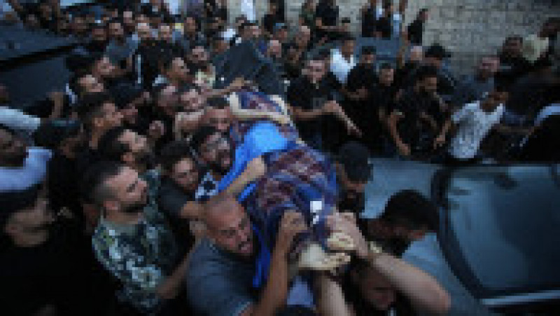 Palestinienii cară trupurile celor doi tineri uciși în urma operațiunii israeliene la Nablus. Foto: Profimedia | Poza 10 din 12