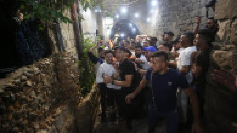 Palestinienii cară trupurile celor doi tineri uciși în urma operațiunii israeliene la Nablus. Foto: Profimedia | Poza 11 din 12