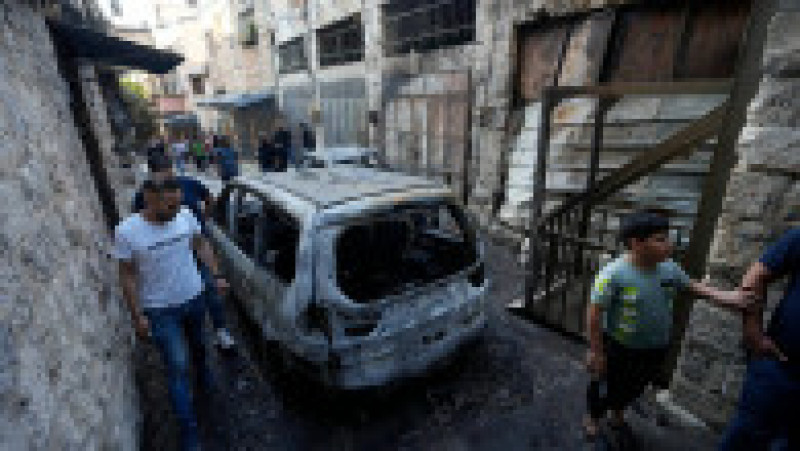 O mașină a ars în timpul confruntărilor de la Nablus. Foto: Profimedia | Poza 6 din 12