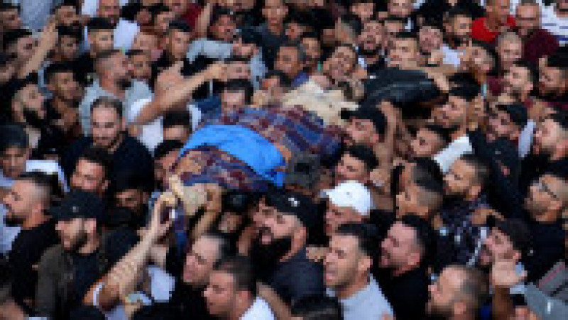 Palestinienii cară trupurile celor doi tineri uciși în urma operațiunii israeliene la Nablus. Foto: Profimedia | Poza 4 din 12