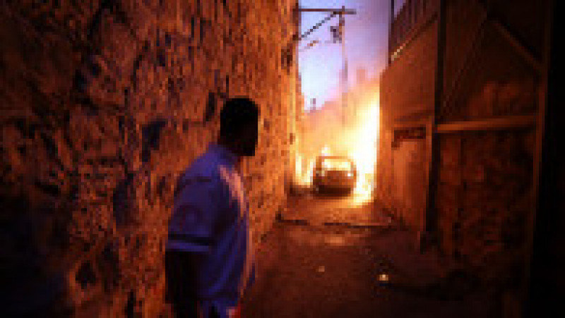 O mașină a luat foc în timpul confruntărilor de la Nablus. Foto: Profimedia | Poza 5 din 12