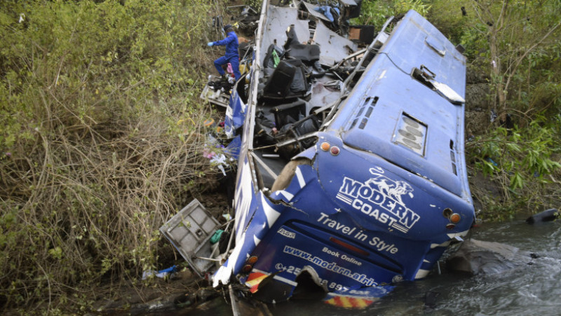 Cel puțin 24 de oameni au murit după ce un autobuz s-a răsturnat într-un râu, în Kenya. Foto: Profimedia Images