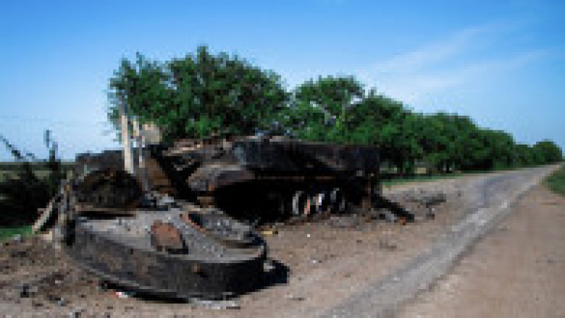 Resturile tancurilor distruse în războiul din Ucraina zac pe străzi, în păduri și în curțile oamenilor. Sursa foto: Profimedia Images | Poza 6 din 20