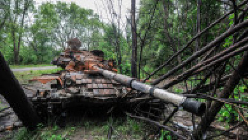 Resturile tancurilor distruse în războiul din Ucraina zac pe străzi, în păduri și în curțile oamenilor. Sursa foto: Profimedia Images | Poza 7 din 20