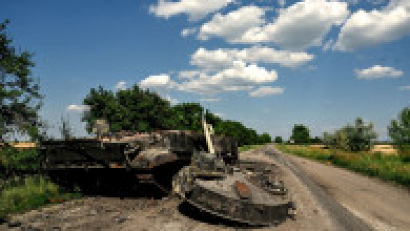 Resturile tancurilor armatei ruse, distruse în Ucraina, zac pe străzi, în păduri și în curțile oamenilor. Sursa foto: Profimedia Images | Poza 5 din 20