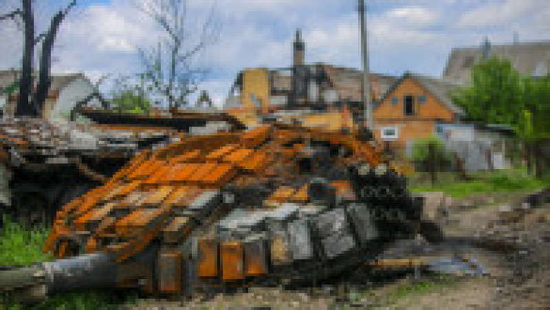 Resturile tancurilor distruse în războiul din Ucraina zac pe străzi, în păduri și în curțile oamenilor. Sursa foto: Profimedia Images | Poza 26 din 106