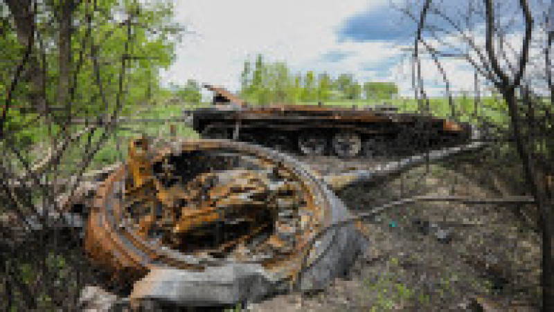 Resturile tancurilor distruse în războiul din Ucraina zac pe străzi, în păduri și în curțile oamenilor. Sursa foto: Profimedia Images | Poza 4 din 20