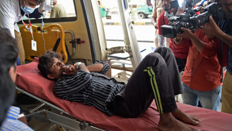 Cel puţin 42 de persoane au murit în vestul Indiei şi alte aproape 100 au fost spitalizate, victime ale unui alcool de contrabandă. Foto-Profimedia