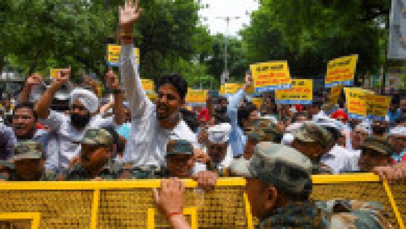 În fața sediului Partidului Bharatiya Janata (Partidul Poporului Indian), în Delhi, al premierului Modi proteste au izbucnit după tragedie. Foto-Profimedia | Poza 6 din 36