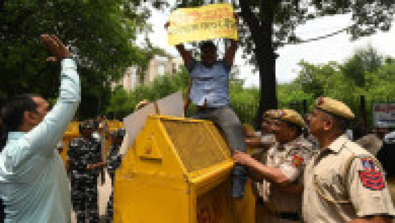 În fața sediului Partidului Bharatiya Janata (Partidul Poporului Indian), în Delhi, al premierului Modi proteste au izbucnit după tragedie. Foto-Profimedia | Poza 14 din 36