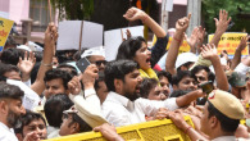 În fața sediului Partidului Bharatiya Janata (Partidul Poporului Indian), în Delhi, al premierului Modi proteste au izbucnit după tragedie. Foto-Profimedia | Poza 11 din 36