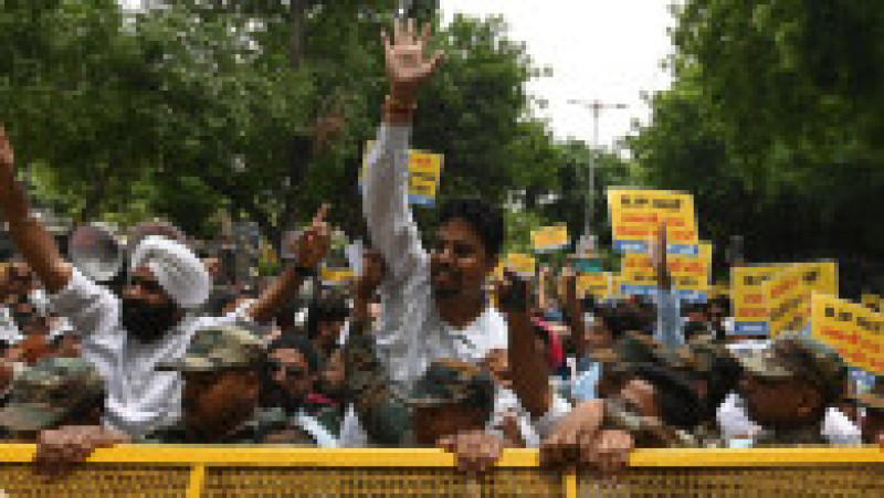 În fața sediului Partidului Bharatiya Janata (Partidul Poporului Indian), în Delhi, al premierului Modi proteste au izbucnit după tragedie. Foto-Profimedia | Poza 12 din 36