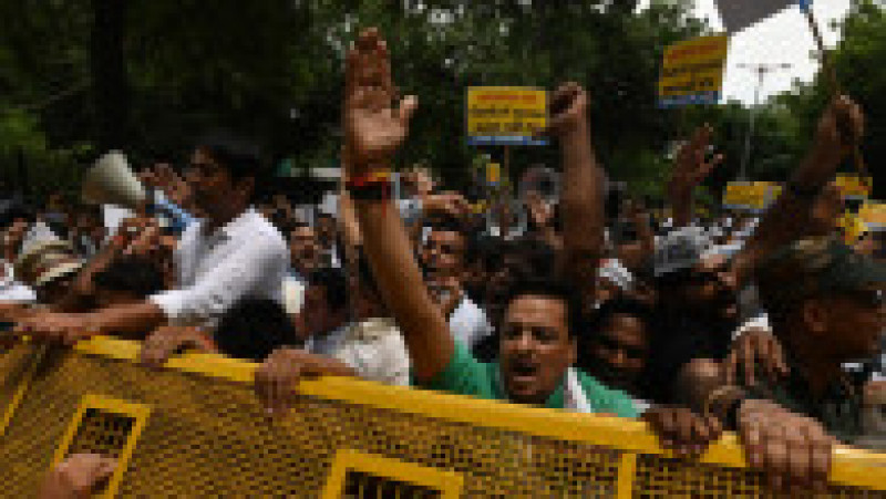 În fața sediului Partidului Bharatiya Janata (Partidul Poporului Indian), în Delhi, al premierului Modi proteste au izbucnit după tragedie. Foto-Profimedia | Poza 13 din 36