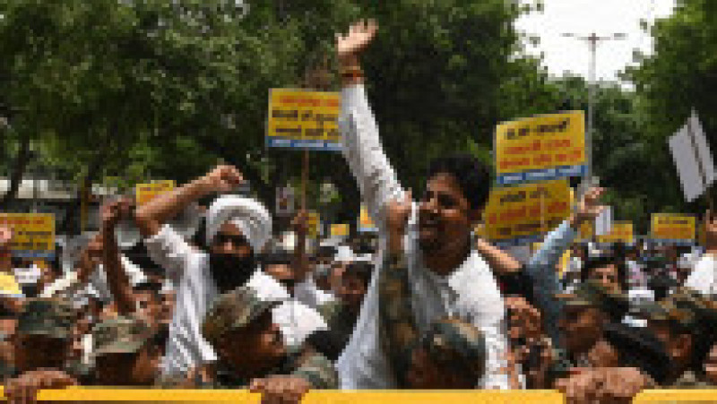 În fața sediului Partidului Bharatiya Janata (Partidul Poporului Indian), în Delhi, al premierului Modi proteste au izbucnit după tragedie. Foto-Profimedia | Poza 16 din 36