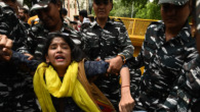 În fața sediului Partidului Bharatiya Janata (Partidul Poporului Indian), în Delhi, al premierului Modi proteste au izbucnit după tragedie. Foto-Profimedia | Poza 22 din 36