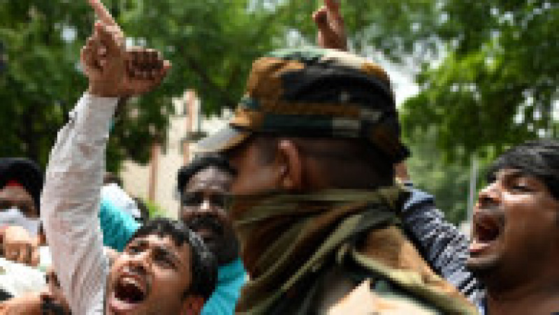 În fața sediului Partidului Bharatiya Janata (Partidul Poporului Indian), în Delhi, al premierului Modi proteste au izbucnit după tragedie. Foto-Profimedia | Poza 25 din 36