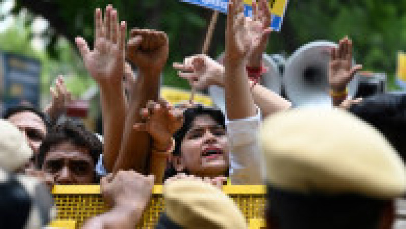 În fața sediului Partidului Bharatiya Janata (Partidul Poporului Indian), în Delhi, al premierului Modi proteste au izbucnit după tragedie. Foto-Profimedia | Poza 26 din 36