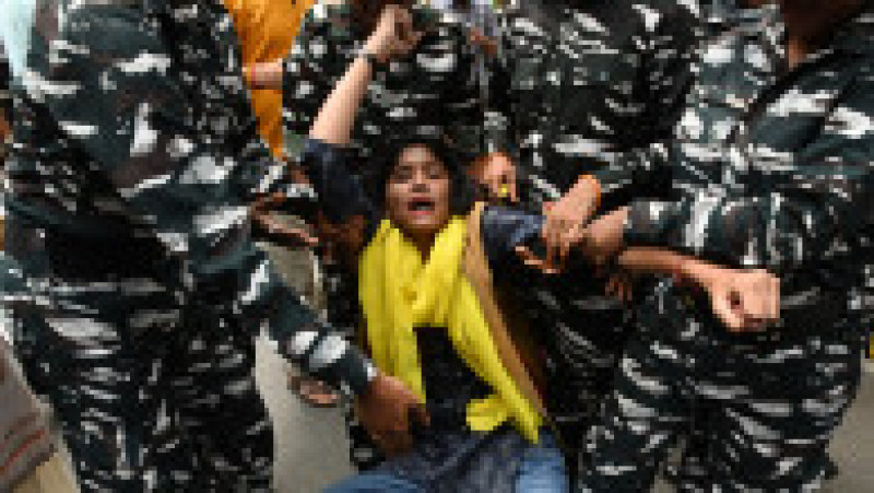 În fața sediului Partidului Bharatiya Janata (Partidul Poporului Indian), în Delhi, al premierului Modi proteste au izbucnit după tragedie. Foto-Profimedia | Poza 20 din 36