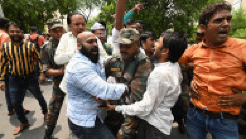 În fața sediului Partidului Bharatiya Janata (Partidul Poporului Indian), în Delhi, al premierului Modi proteste au izbucnit după tragedie. Foto-Profimedia | Poza 19 din 36
