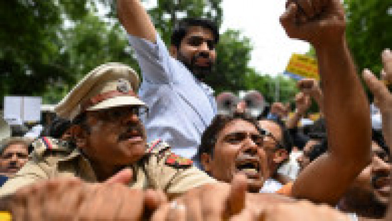 În fața sediului Partidului Bharatiya Janata (Partidul Poporului Indian), în Delhi, al premierului Modi proteste au izbucnit după tragedie. Foto-Profimedia | Poza 28 din 36