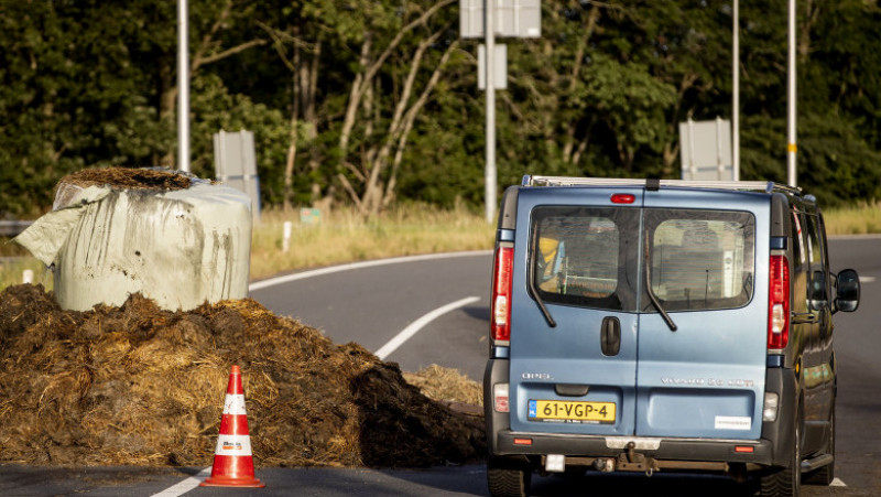 Fermierii olandezi au blocat autostrăzile cu bălegar în semn de protest față de Guvern. Foto: Profimedia Images