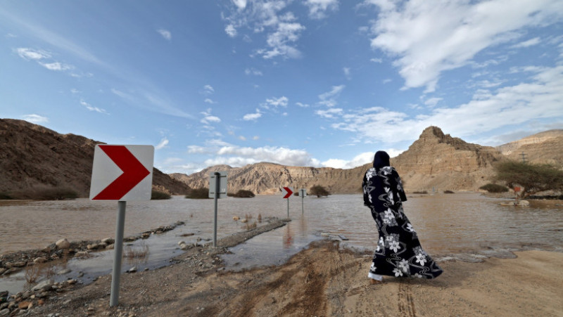 Inundații puternice au lovit Emiratele Arabe Unite, o țară unde aproximativ 65% din suprafață este acoperită de deșert. Foto-Profimedia