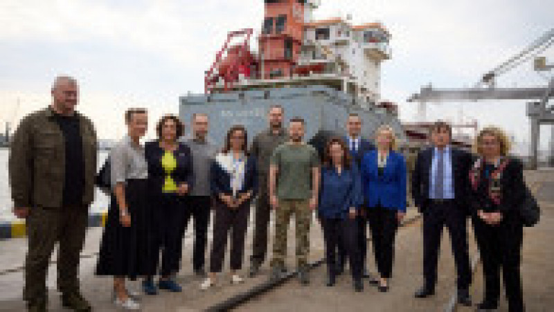 Volodimir Zelenski, însoțit de mai mulți ambasadori, a vizitat portul Odesa de unde așteaptă să plece navele cu grâu ucrainean Foto: president.gov.ua | Poza 2 din 16