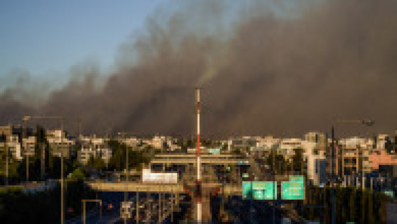 Incendiul s-a extins pe parcursul nopţii în suburbiile dens populate din nordul Atenei. Foto: Profimedia Images | Poza 13 din 13