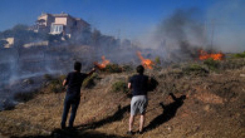 Incendiul s-a extins pe parcursul nopţii în suburbiile dens populate din nordul Atenei. Foto: Profimedia Images | Poza 5 din 13