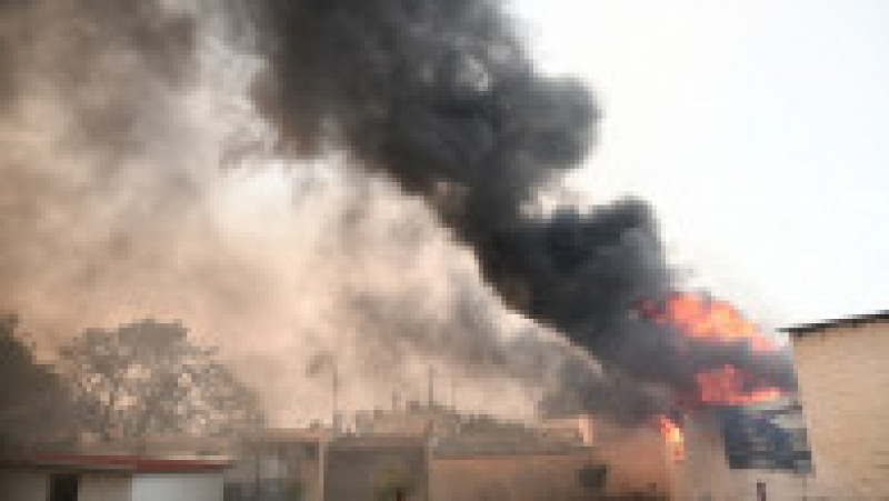 Incendiul s-a extins pe parcursul nopţii în suburbiile dens populate din nordul Atenei. Foto: Profimedia Images | Poza 2 din 13
