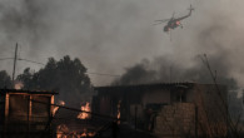 Incendiul s-a extins pe parcursul nopţii în suburbiile dens populate din nordul Atenei. Foto: Profimedia Images | Poza 1 din 13