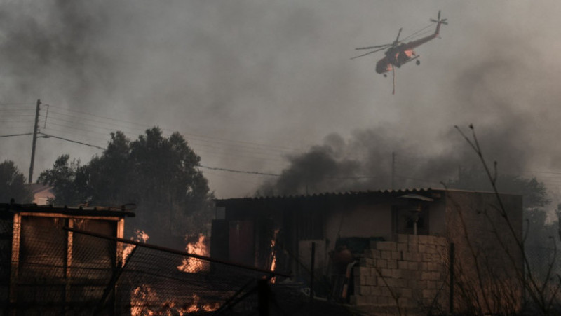 Incendiul s-a extins pe parcursul nopţii în suburbiile dens populate din nordul Atenei. Foto: Profimedia Images