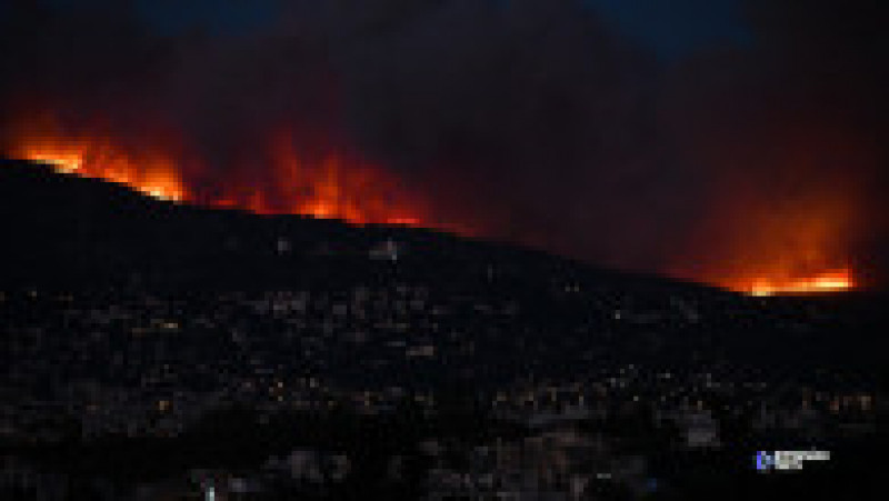 Incendiul s-a extins pe parcursul nopţii în suburbiile dens populate din nordul Atenei. Foto: Profimedia Images | Poza 11 din 13