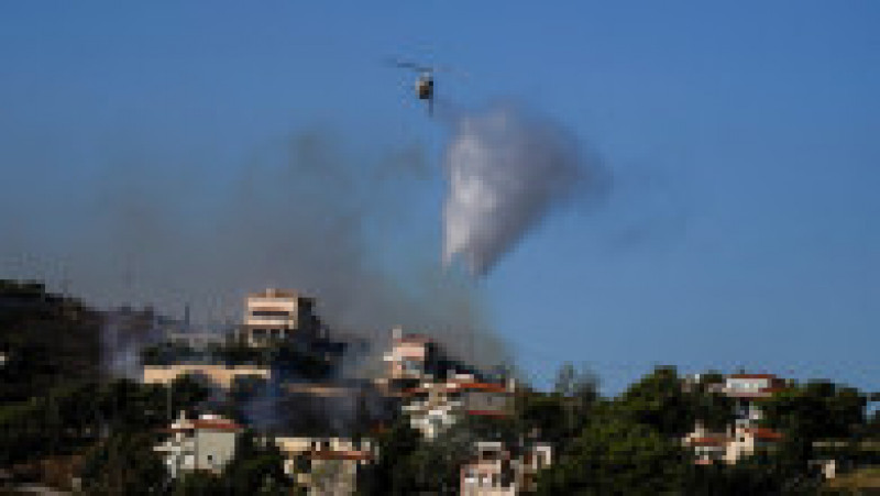Incendiul s-a extins pe parcursul nopţii în suburbiile dens populate din nordul Atenei. Foto: Profimedia Images | Poza 9 din 13