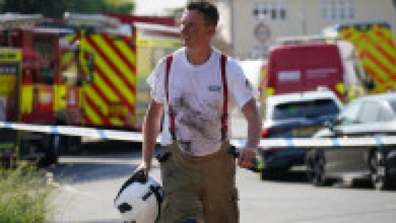 Șaisprezece pompieri au fost răniți în încercarea de a domoli flăcările în regiunea Londrei în cea mai fierbinte zi a anului, doi dintre ei fiind admiși la spital Foto: Profimedia Images | Poza 2 din 15
