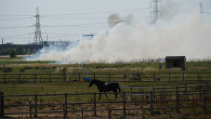 Khan a spus că serviciile de urgență se confruntă de obicei cu 500 de apeluri într-o zi aglomerată, dar marți au primit peste 2.600 în timp ce mai mult de 10 incendii ardeau în zona capitalei în același timp. Foto: Profimedia Images | Poza 3 din 15