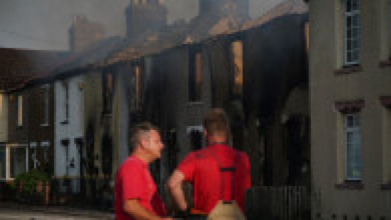 Șaisprezece pompieri au fost răniți în încercarea de a domoli flăcările în regiunea Londrei în cea mai fierbinte zi a anului, doi dintre ei fiind admiși la spital Foto: Profimedia Images | Poza 1 din 15