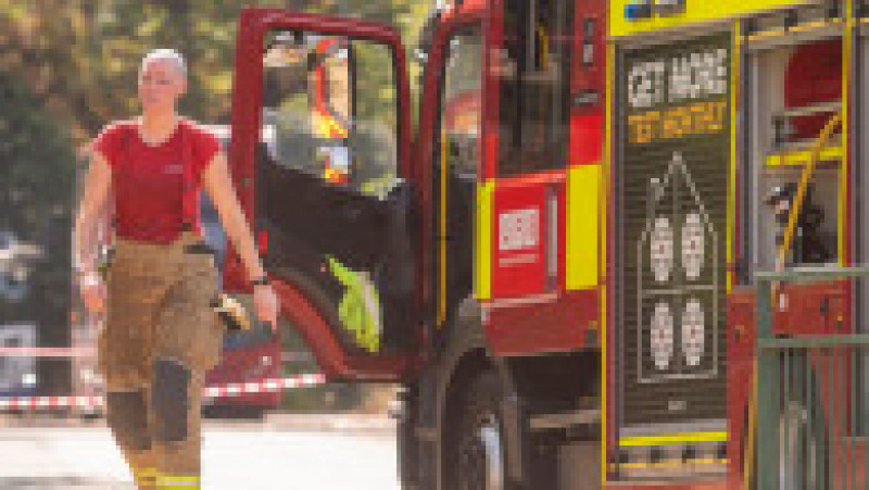 Șaisprezece pompieri au fost răniți în încercarea de a domoli flăcările în regiunea Londrei în cea mai fierbinte zi a anului, doi dintre ei fiind admiși la spital Foto: Profimedia Images | Poza 5 din 15