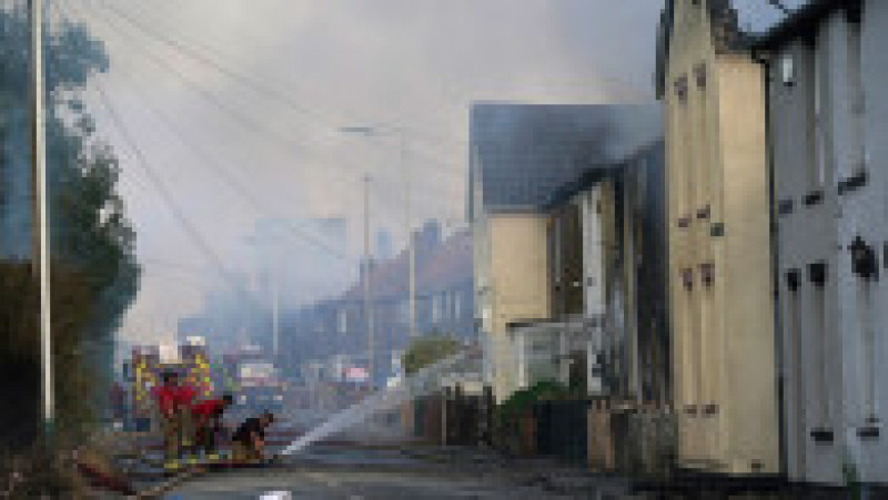 Incendiile au izbucnit în jurul Londrei începând cu miezul nopții și au afectat pajiști, ferme, case și garaje. Până dimineața, în jur de 300 de pompieri se străduiau să stingă flăcările. Foto: Profimedia Images | Poza 8 din 15