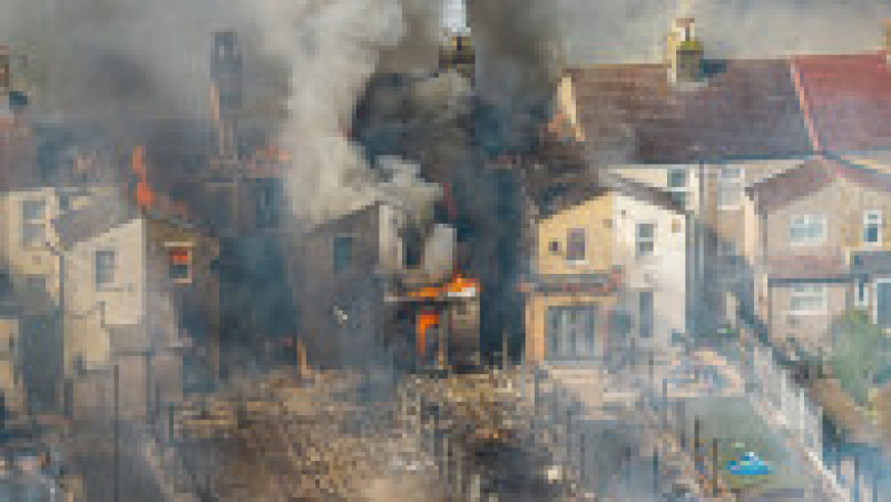 Brigăzile de pompieri din Londra, Leicestershire și South Yorkshire au declarat marți incidente majore în timp ce încercau să stingă incendiile care devastau case, școli, biserici și afaceri. Foto: Profimedia Images | Poza 12 din 15
