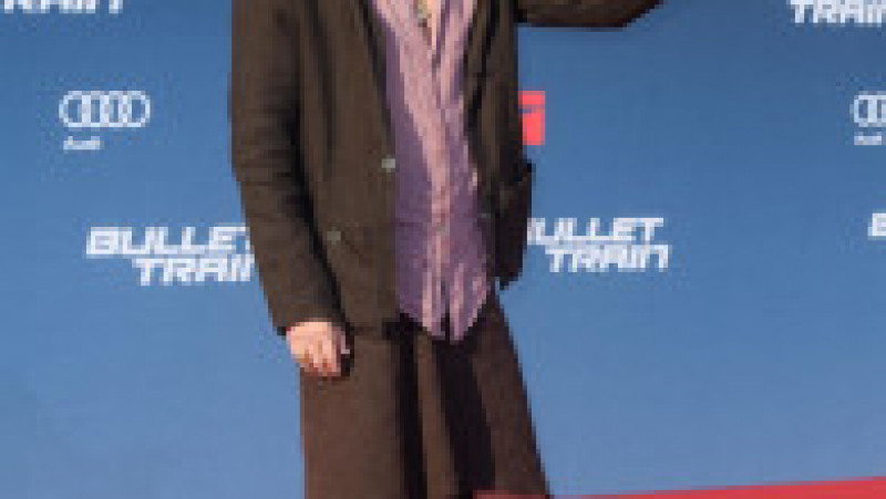 Brad Pitt s-a îmbrăcat în fustă la premiera filmului Bullet Train. Foto: Profimedia | Poza 7 din 12