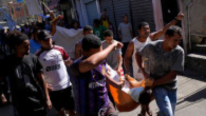 Cel puţin 18 oameni au murit într-o operaţiune a poliţiei braziliene într-o favela din Rio de Janeiro. Foto: Profimedia | Poza 11 din 19