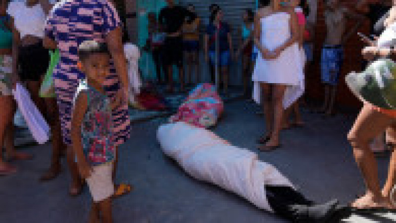 Cel puţin 18 oameni au murit într-o operaţiune a poliţiei braziliene într-o favela din Rio de Janeiro. Foto: Profimedia | Poza 8 din 19