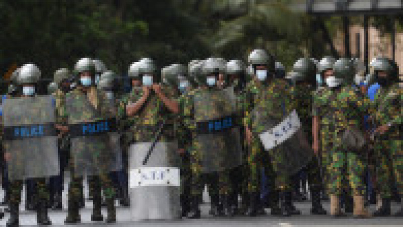 Poliția și armata din din Sri Lanka au intervenit în forță pentru a-i îndepărta pe protestatarii anti-guvernamentali. FOTO: Profimedia Images | Poza 6 din 17